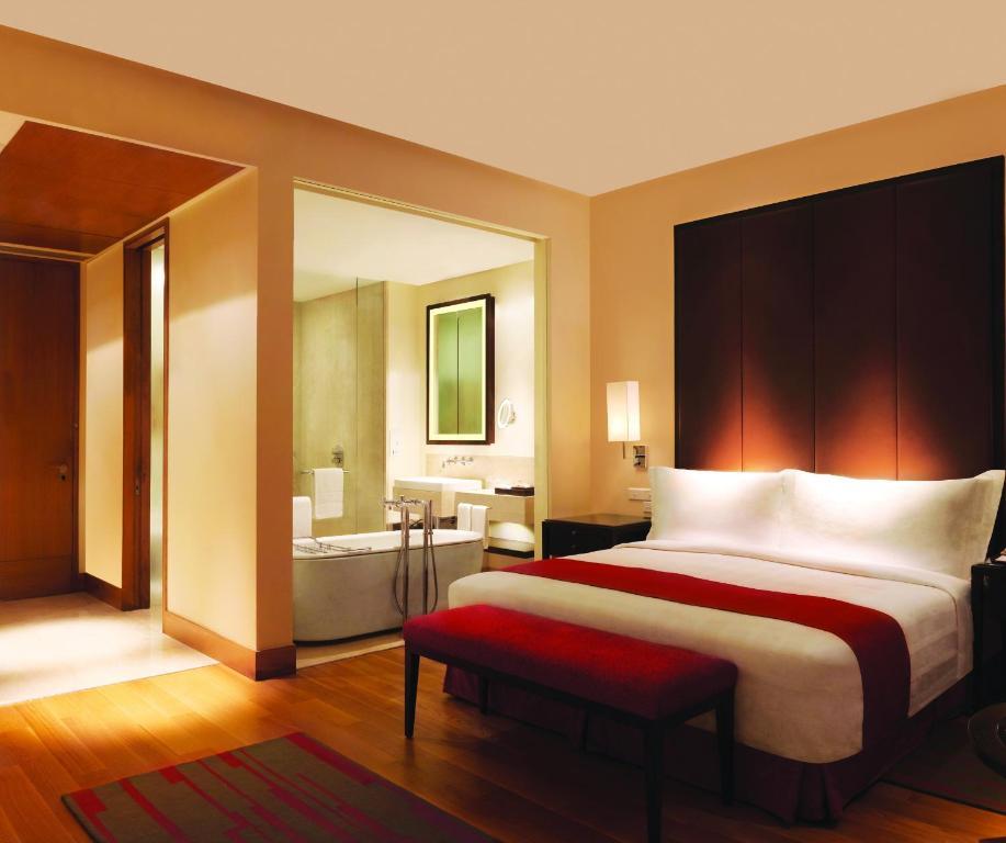 Deluxe City View Room king bed