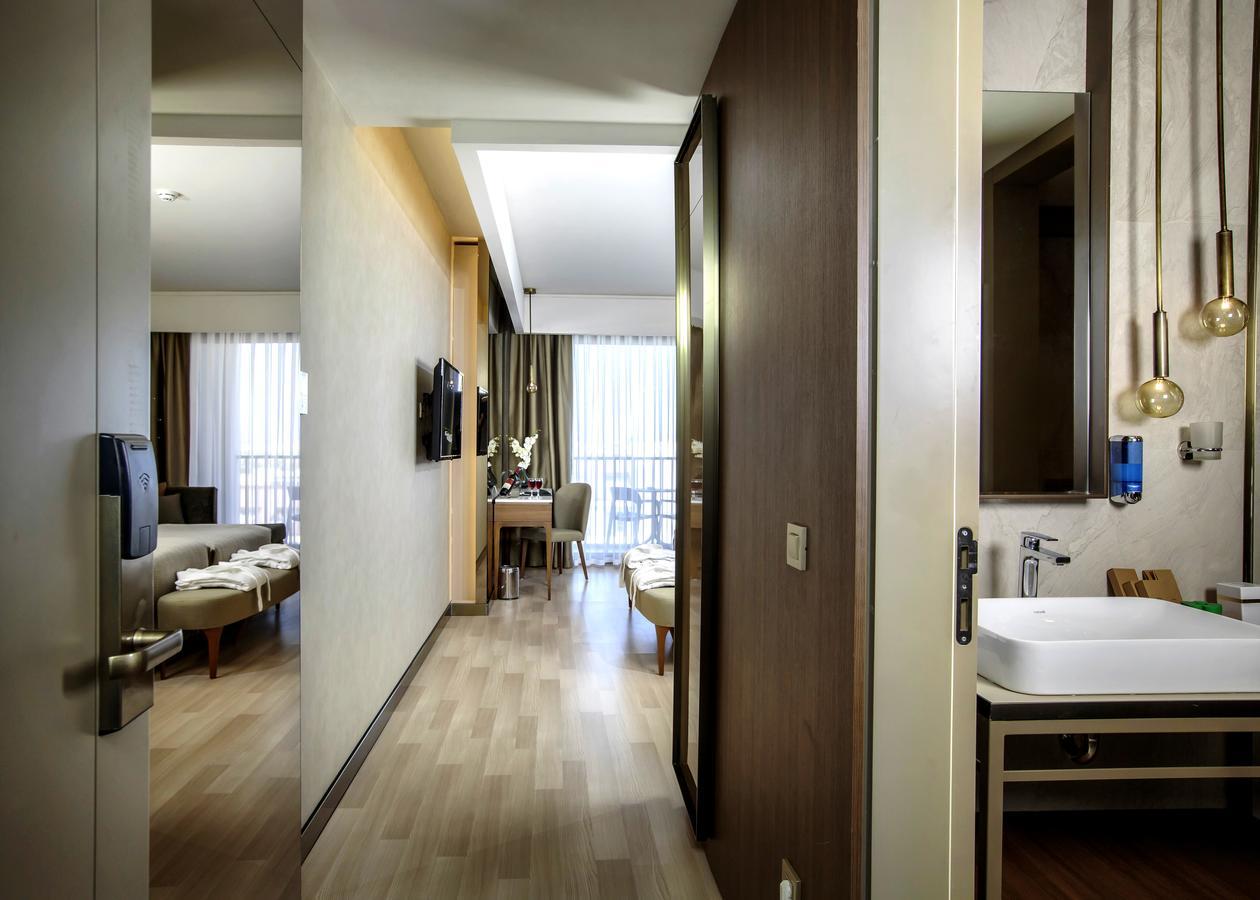 Deluxe Swim-Up Room