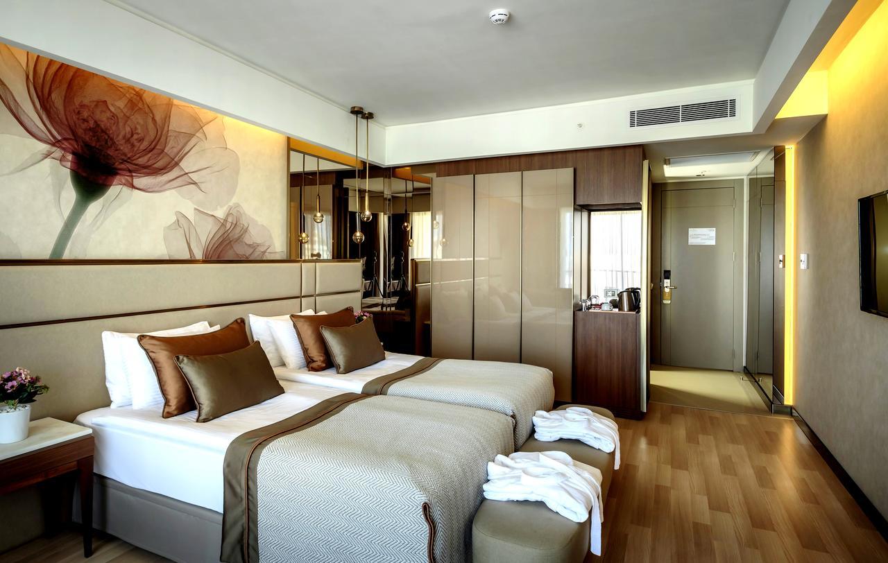 Deluxe Swim-Up Room