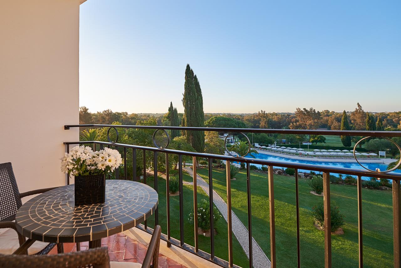 Quarto com Cama de Casal ou 2 de Solteiro com Vista da Piscina