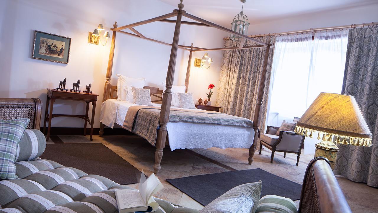 Quarto com Cama King-size e Banheira de Hidromassagem
