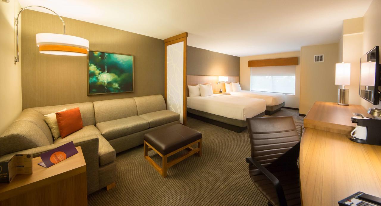 Quarto Queen com 2 Camas Queen e Sofá-Cama