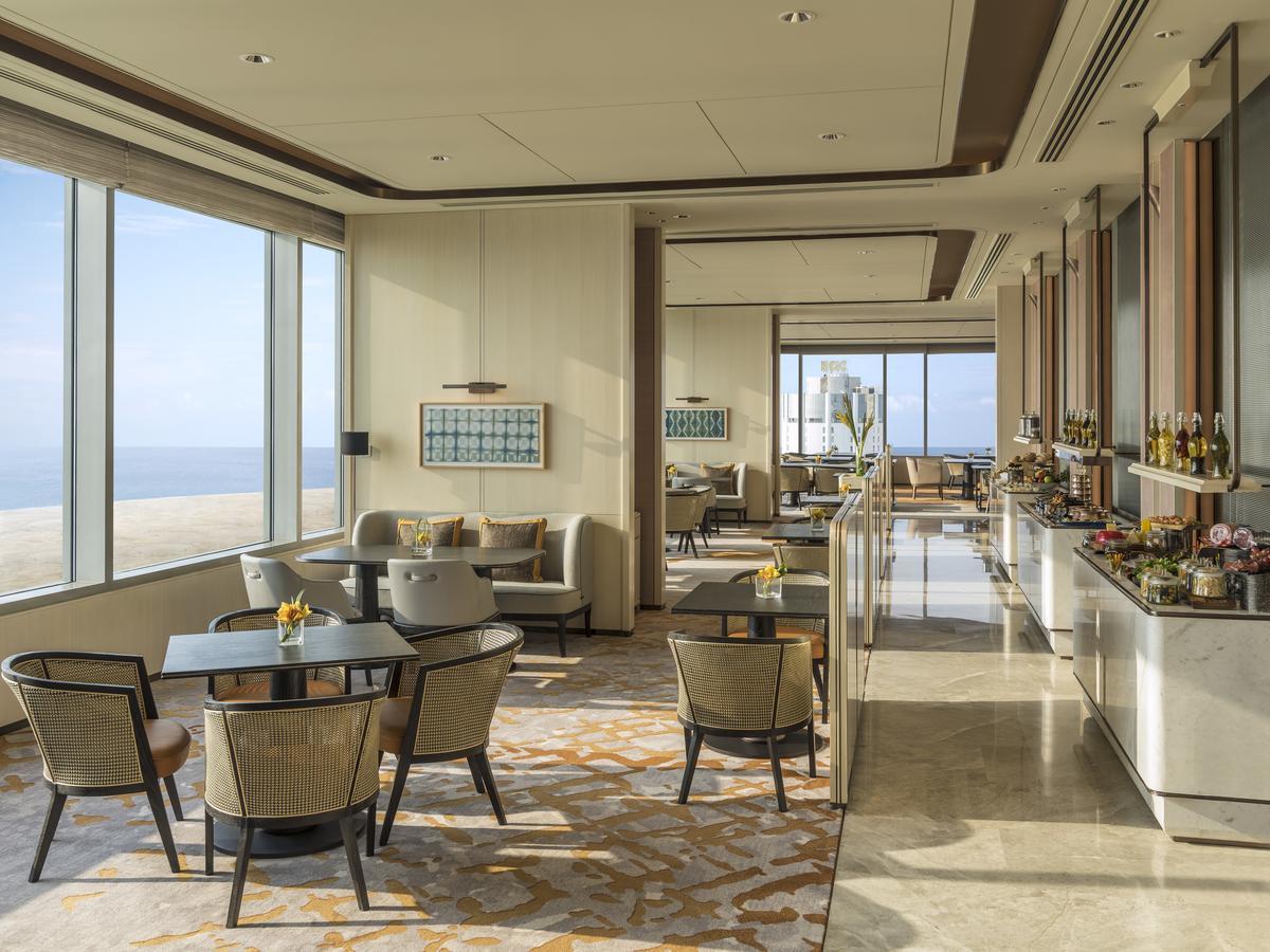 Horizon Club Zimmer mit Kingsize-Bett und Seeblick – Zugang zur Lounge auf der 32. Etage mit täglichem Frühstück, kostenlosem täglichem High Tea, Happy Hour und Canapés.