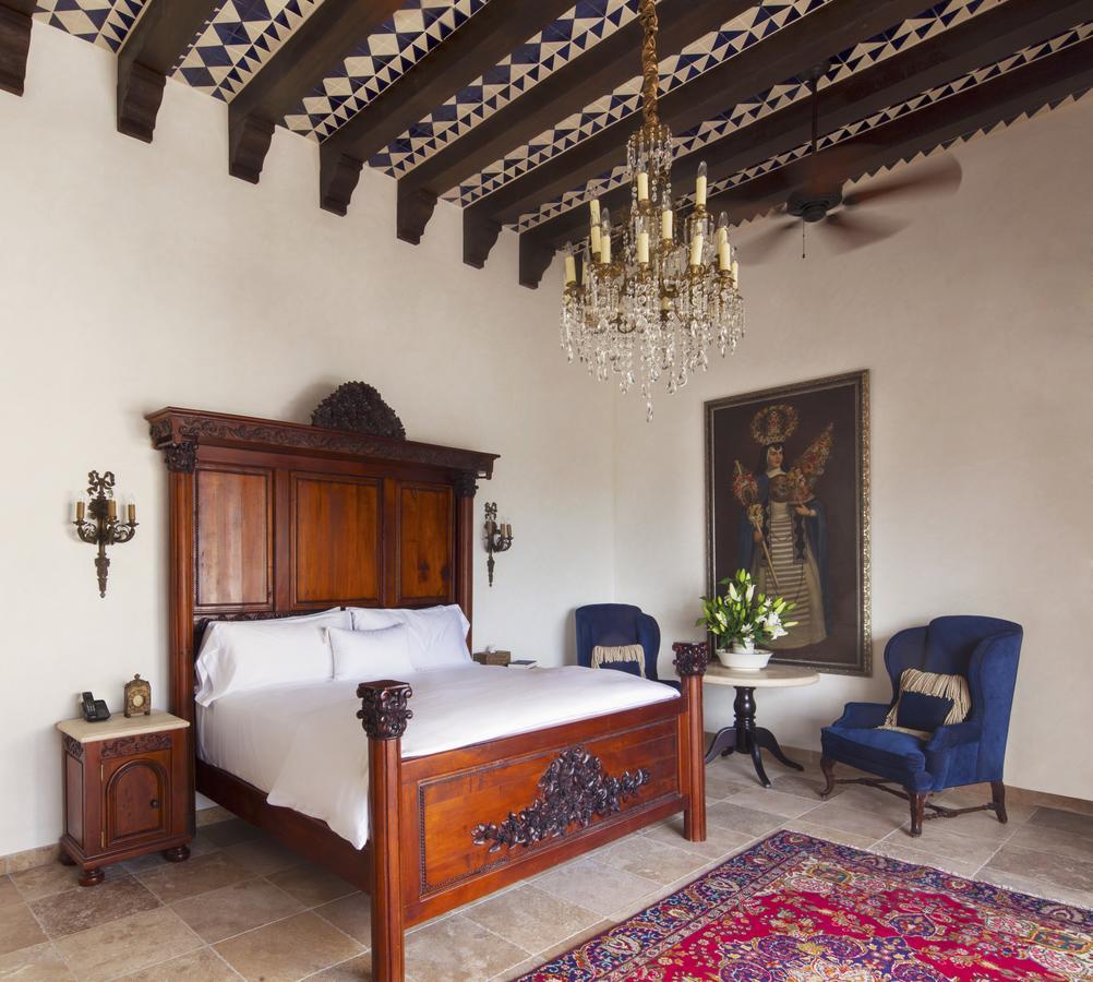 Habitación con cama extragrande y vistas al mar