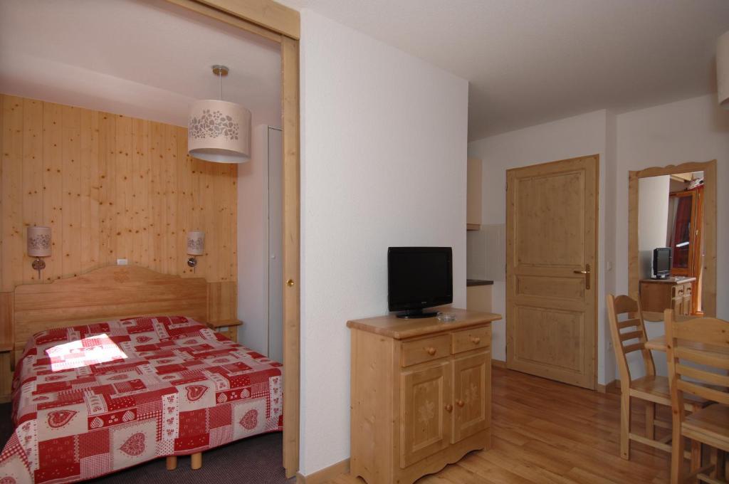 Chalet,323829916:JPEG