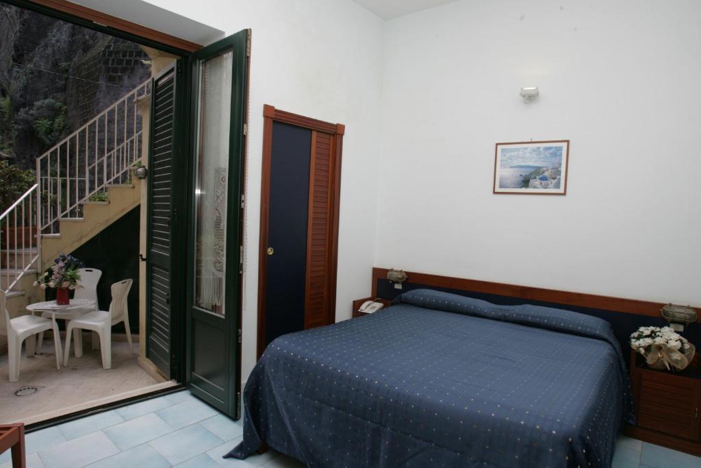 Quarto Econômico com Cama de Casal ou 2 de Solteiro Sem Vista do Mar
