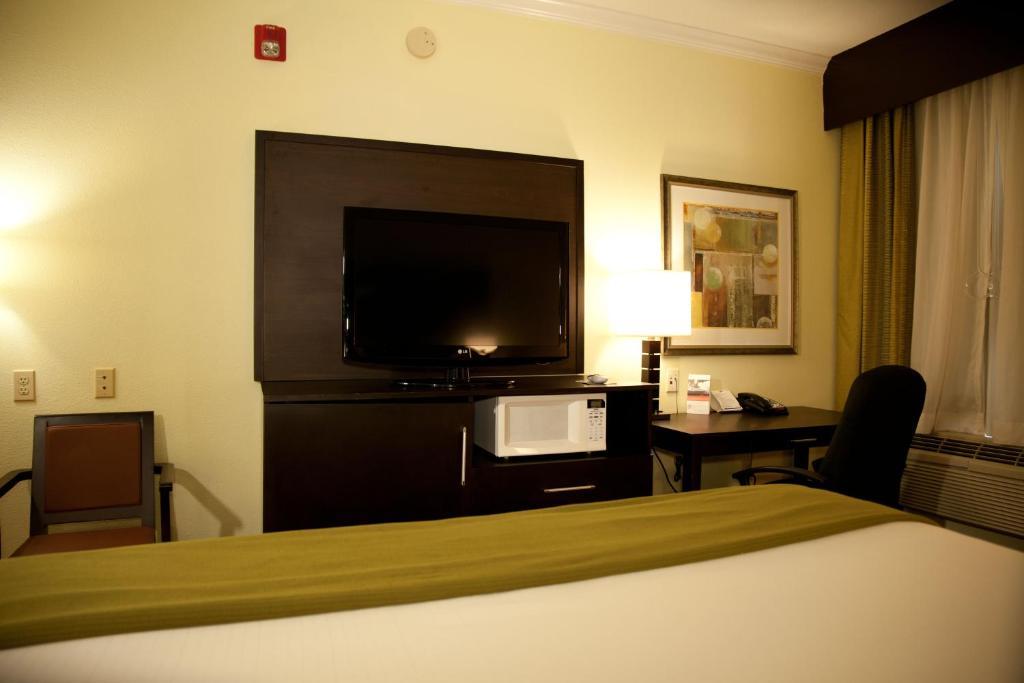 Standard King Room with Roll-In Shower - Communications Access