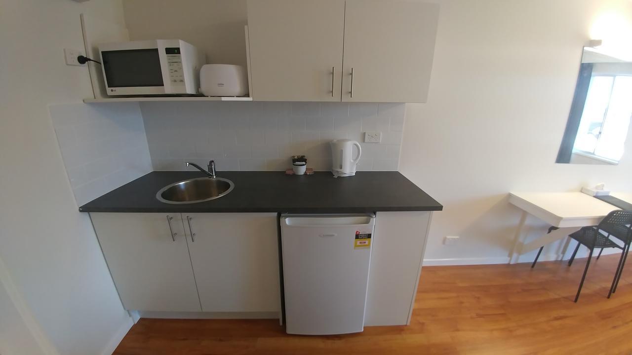 Quarto Superior com Cama King-size e Cozinha Compacta