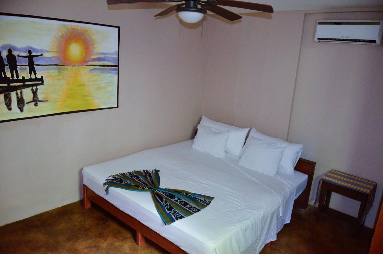 Habitación con cama extragrande.