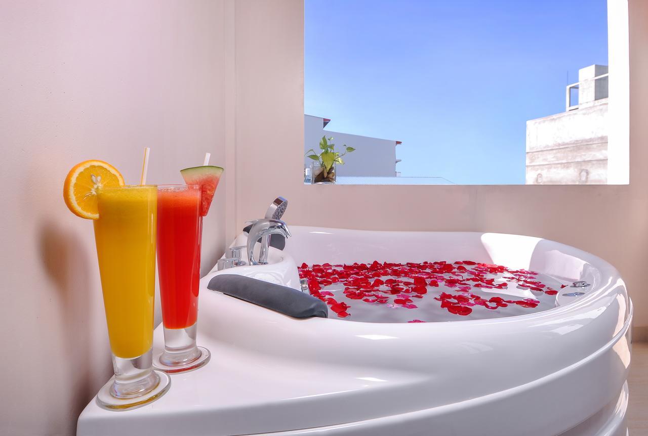 Honeymoon Suite Jacuzzi