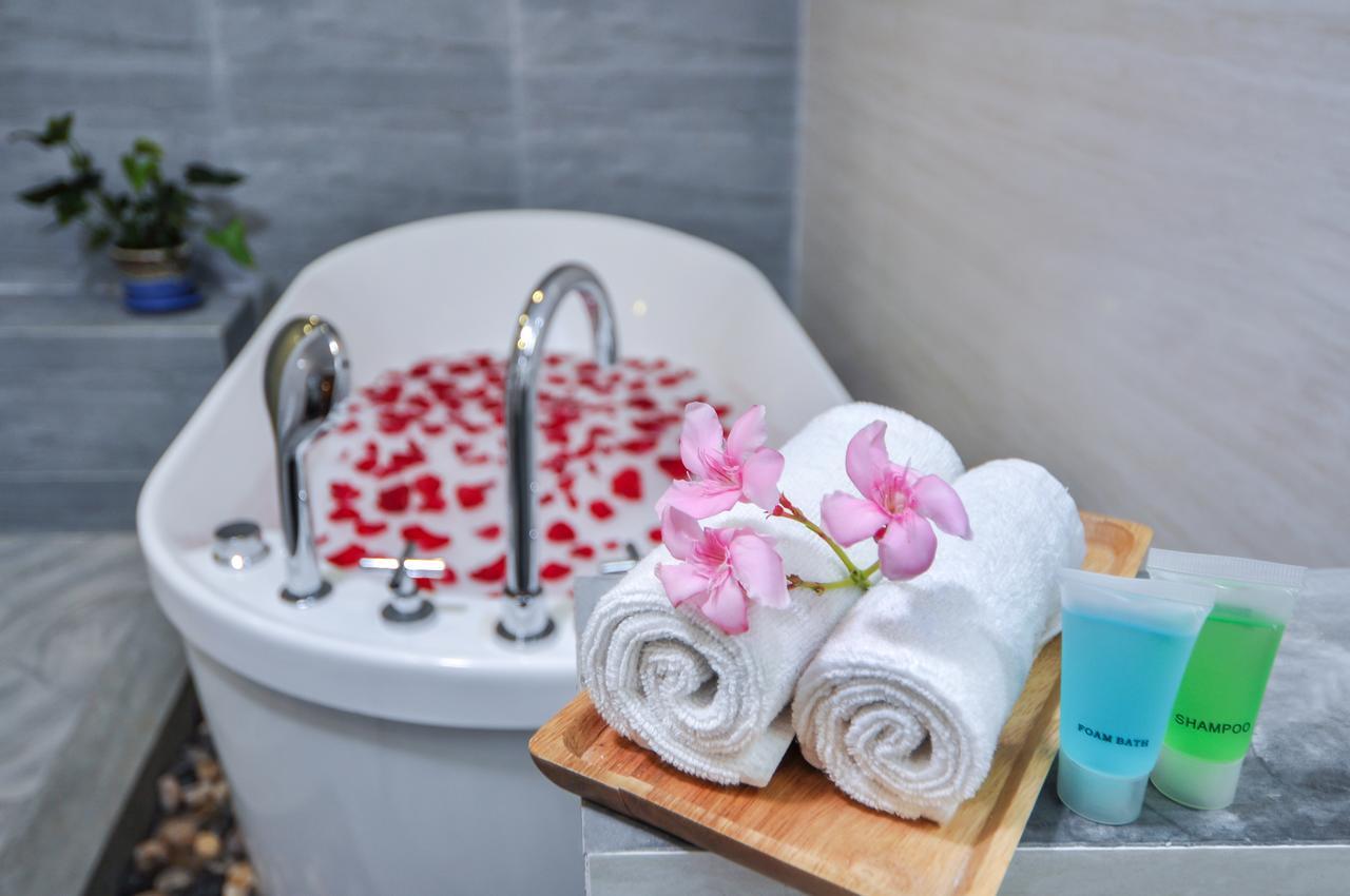 Honeymoon Suite Jacuzzi