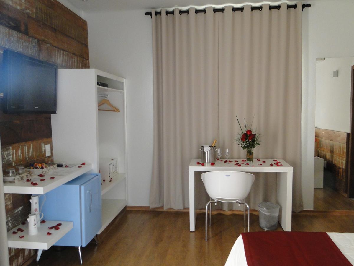 Quarto com Cama King-size e Banheira de Hidromassagem