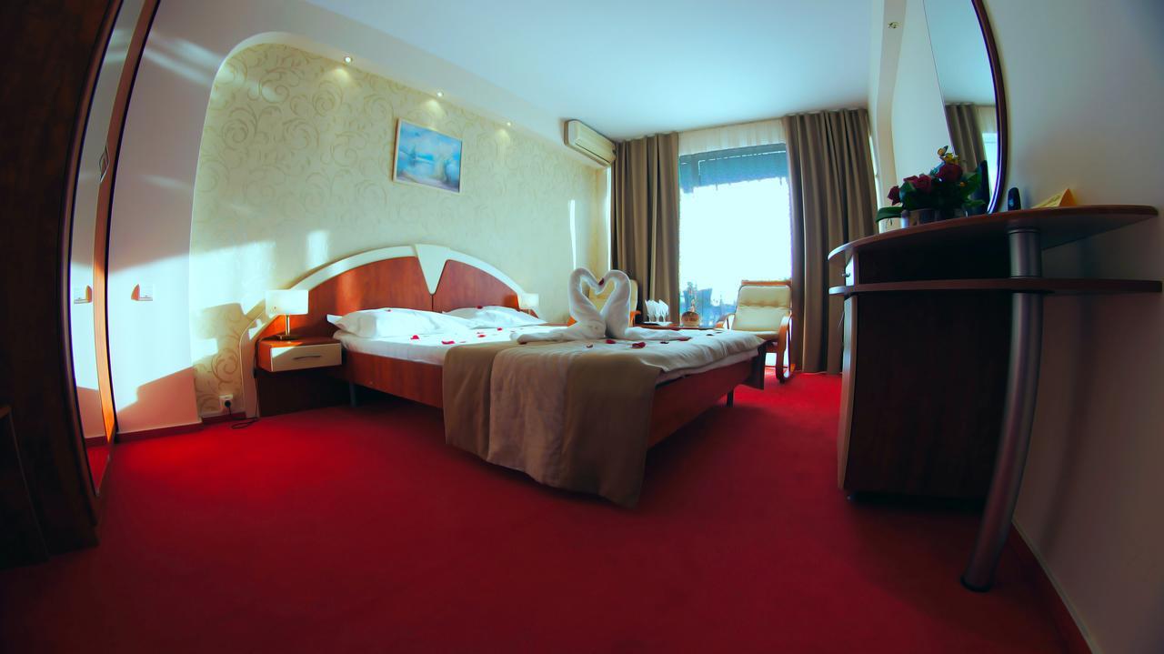 Quarto com Cama de Casal ou 2 de Solteiro e Vista do Jardim