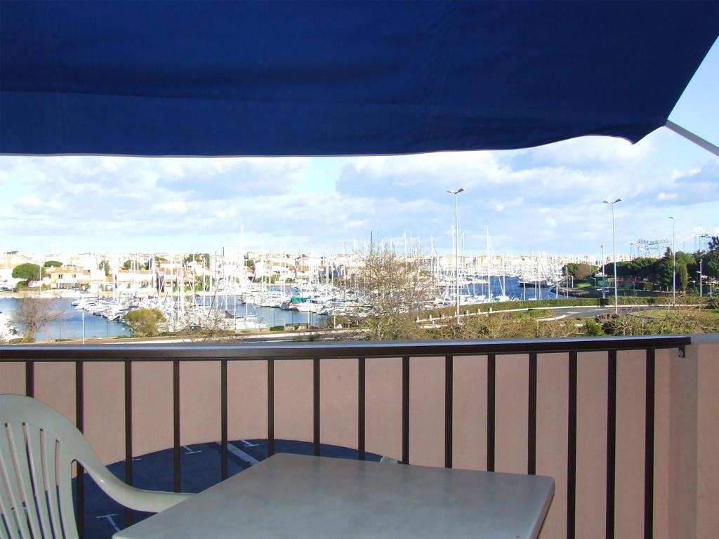 Chambre vue port terrasse et climatisation