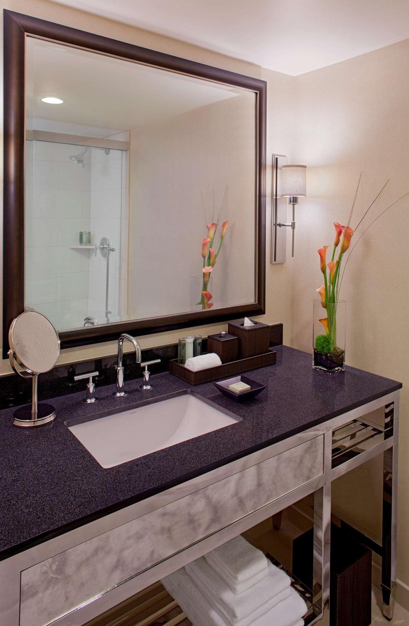 Zimmer mit Kingsize-Bett und barrierefreier Badewanne – barrierefrei