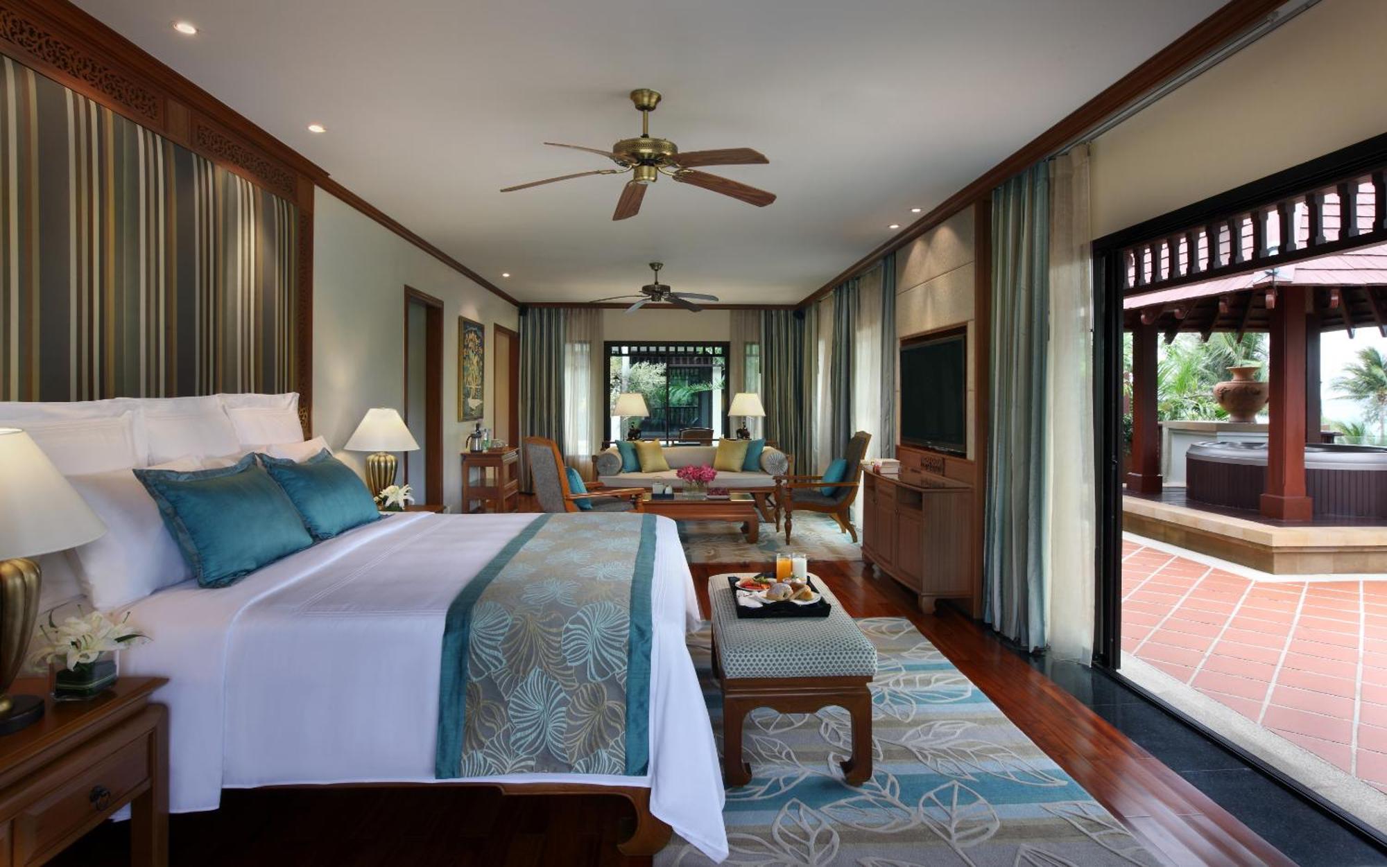 One-Bedroom Luxury King Suite with Whirlpool - Oceanfront