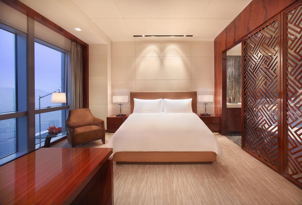 Deluxe King Room with Club Access