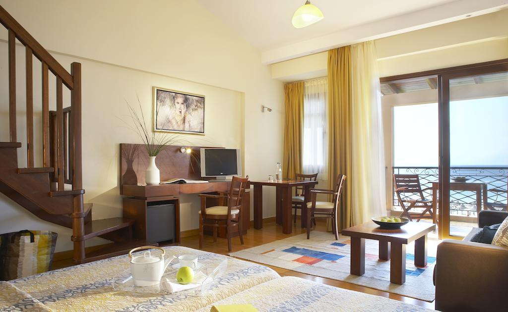 Deluxe Suite met Uitzicht op Zee of het Zwembad