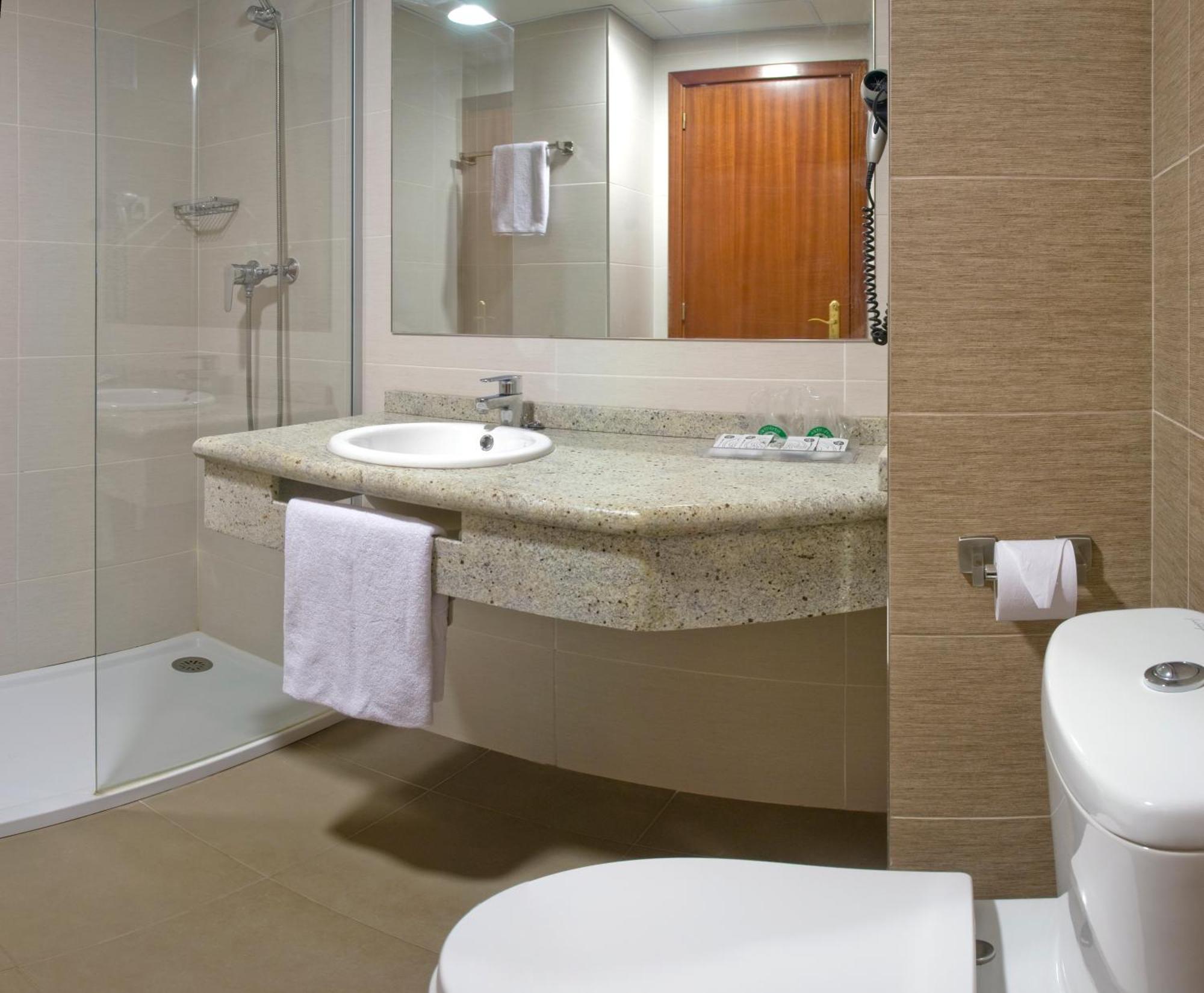 Chambre Double ou Lits Jumeaux - Vue sur Piscine