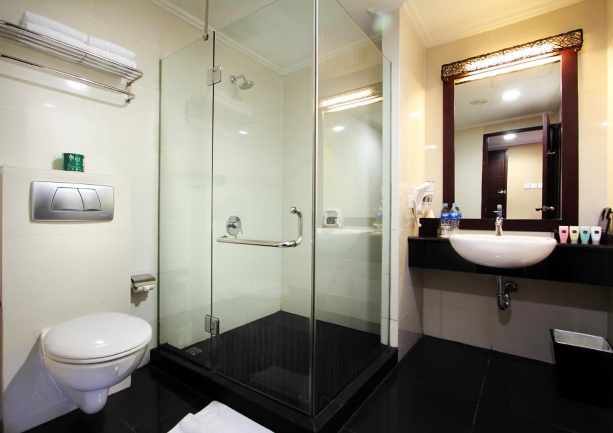 Junior King Suite with Living Room and Bath Tub - Non-Smoking