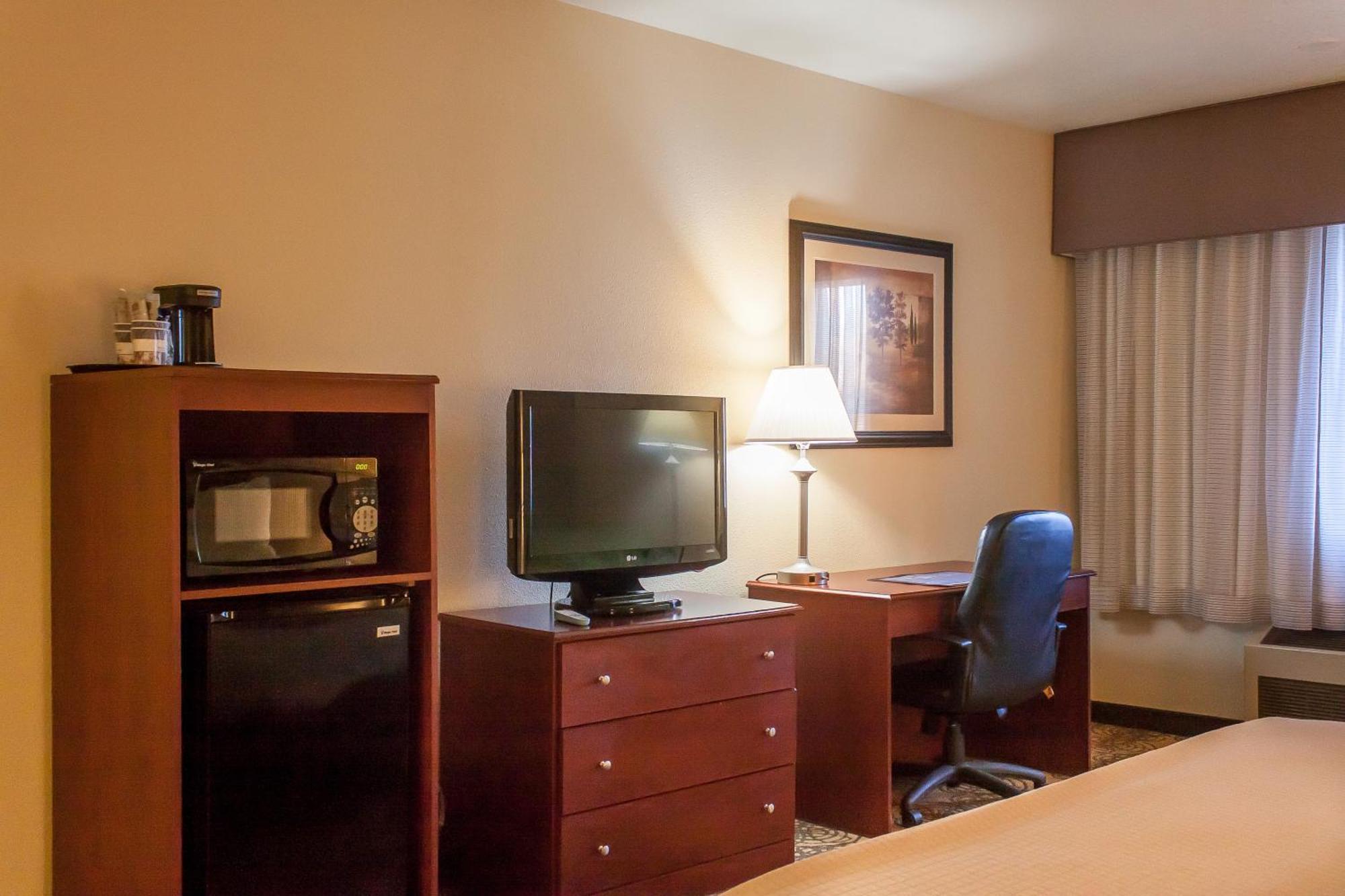 One-Bedroom King Suite One Queen Bed Sofa Bed Kitchen or Non-Smoking,1281718273:JPEG