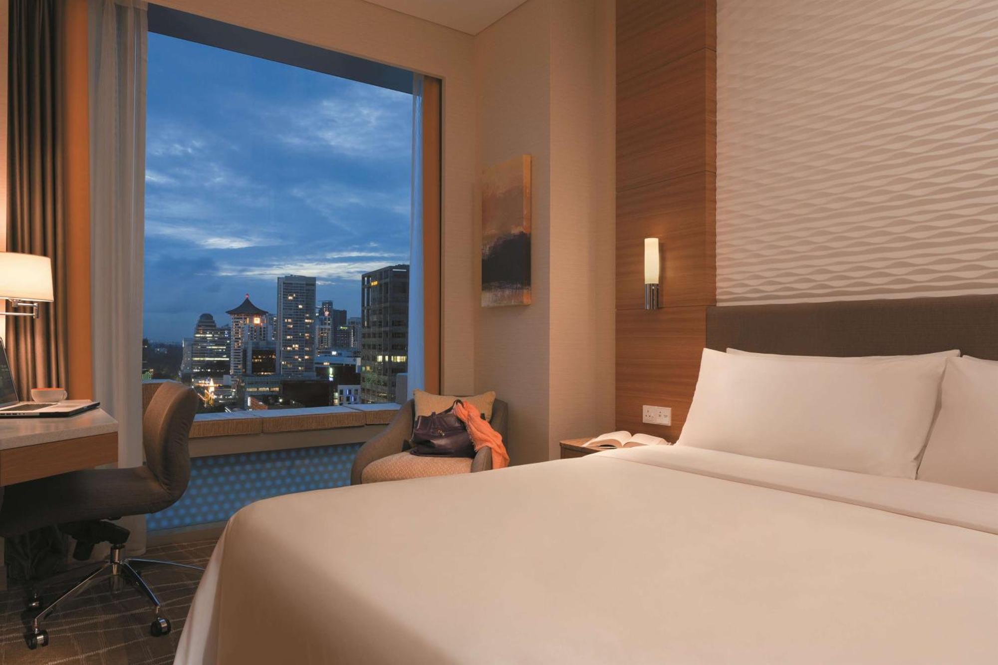 Superior King Room with City View