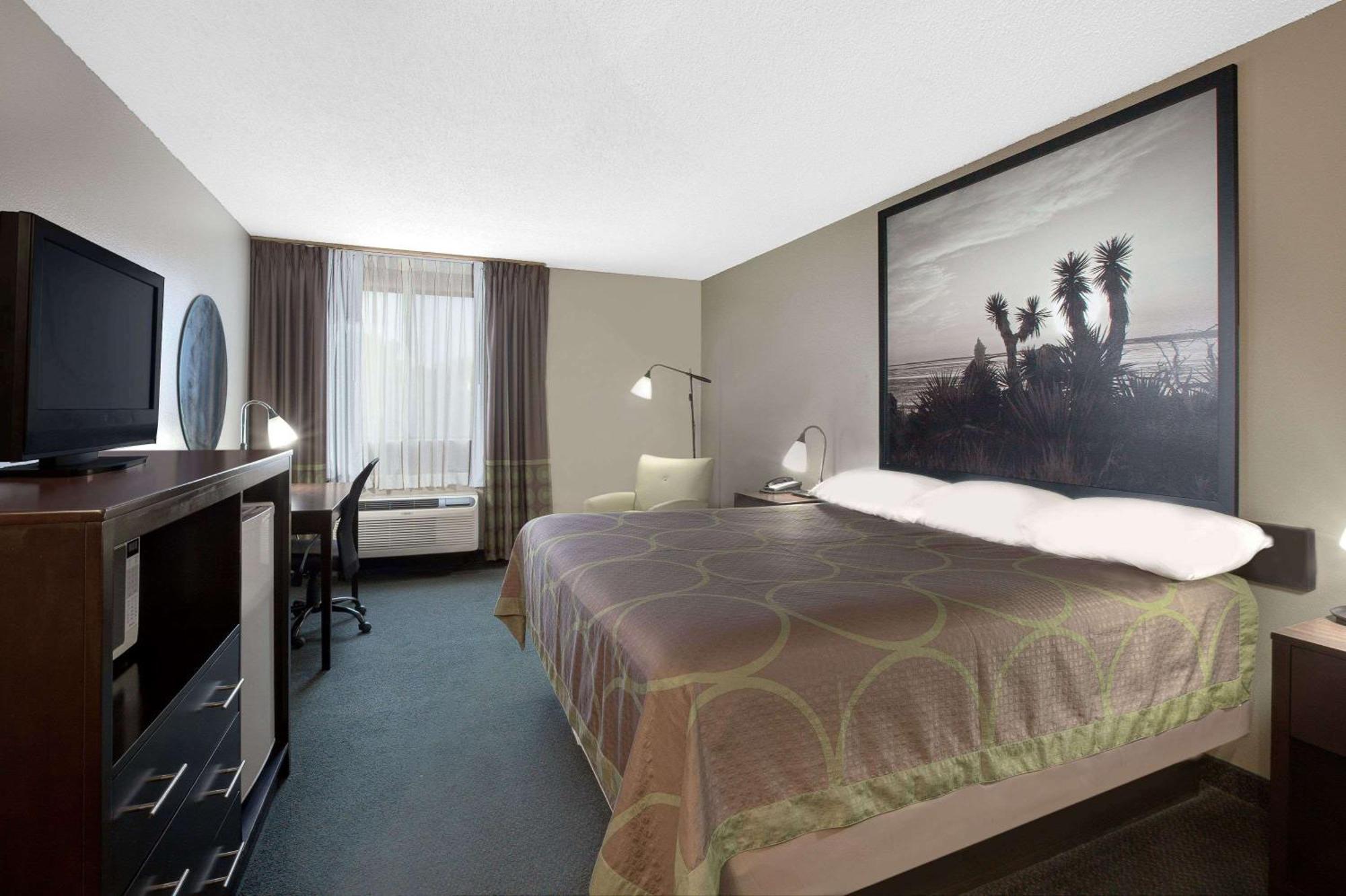 King Room with Bath Tub - Mobility/Hearing Accessible - Non-Smoking
