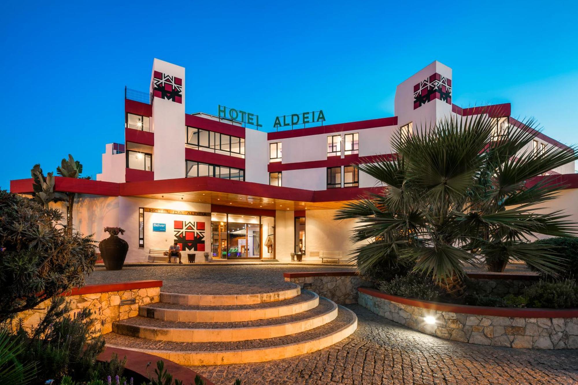 Quarto com 2 Camas de Solteiro e Vista da Piscina