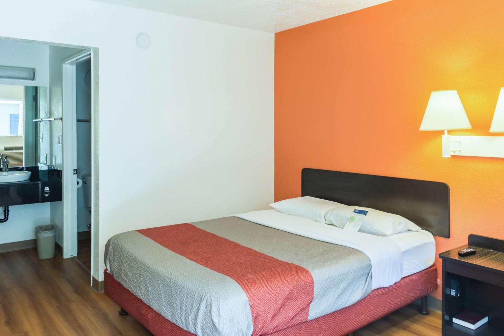 1 Full Bed | ADA or Tub