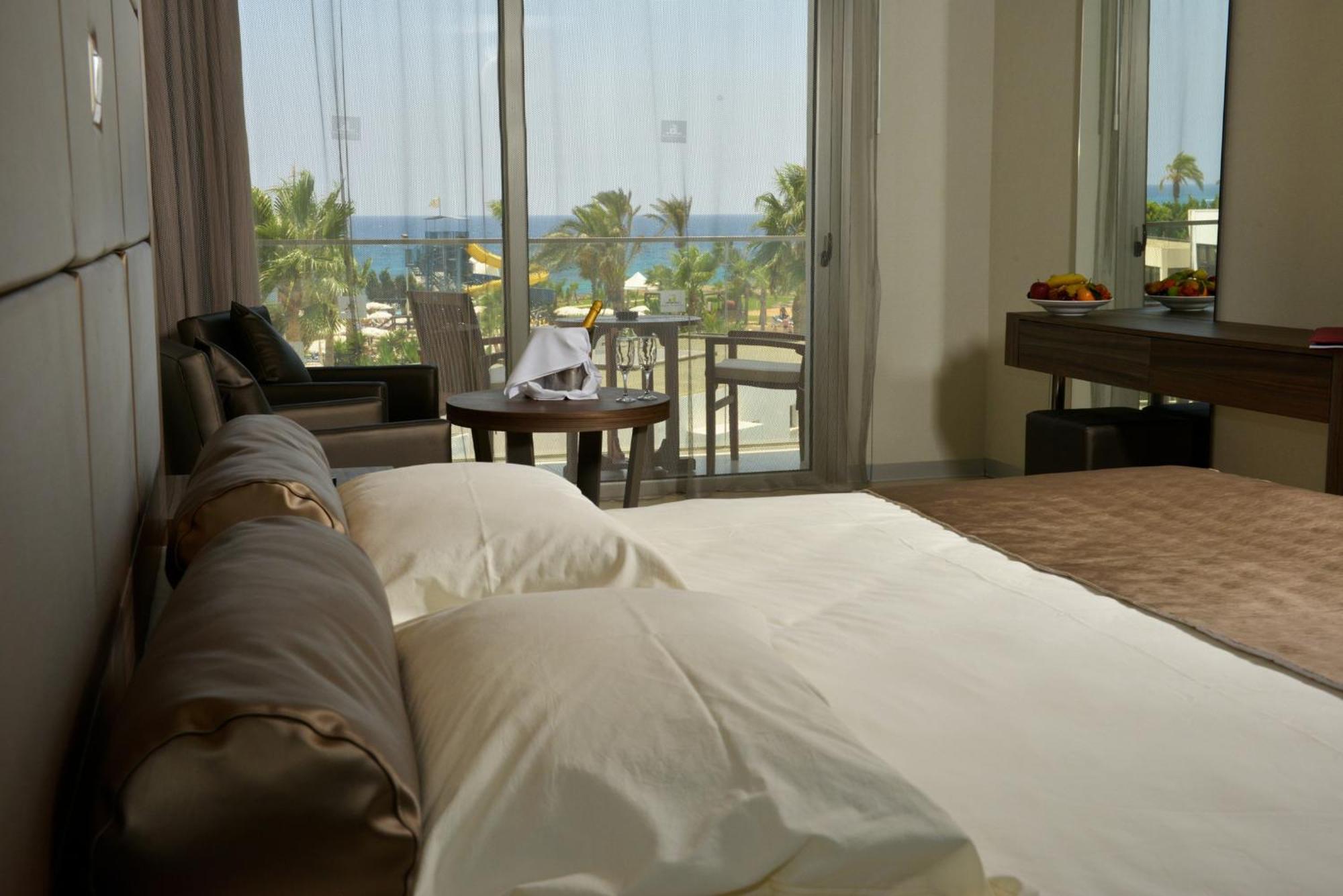 Deluxe Sea View Room 16 years old,708193006:JPEG