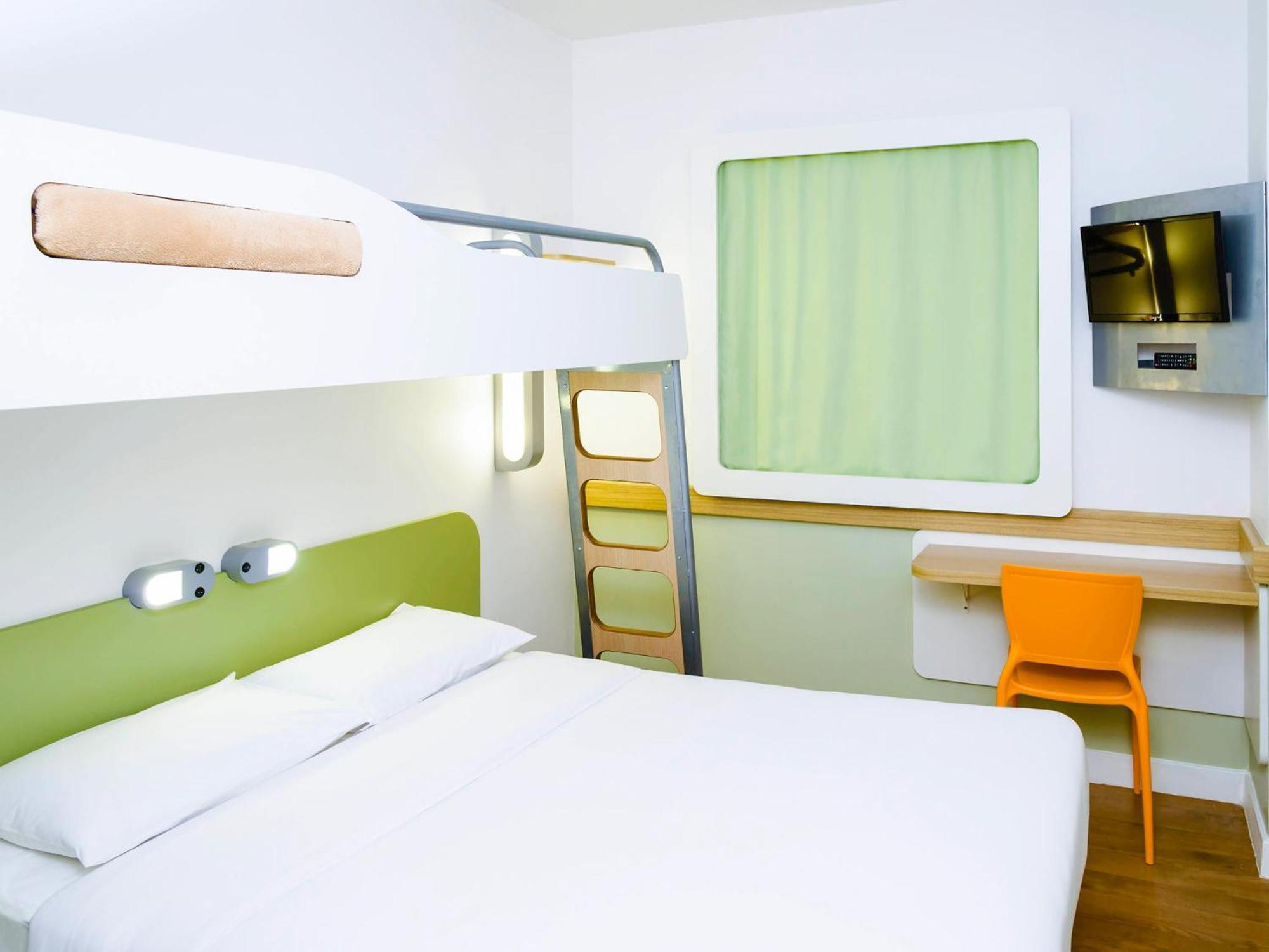 One-Bedroom Apartment with Double Bed and Single Bed