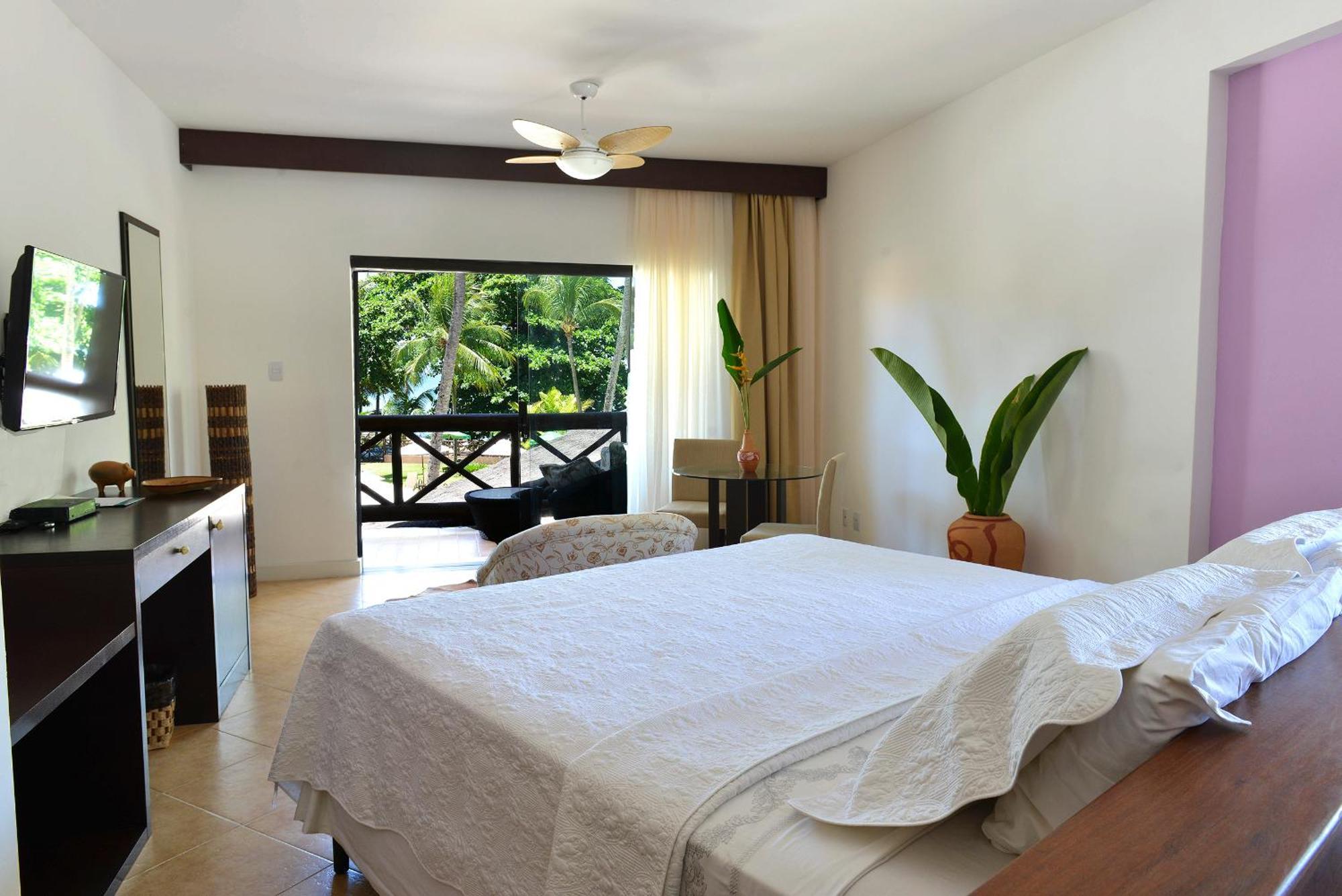 Suíte com Cama King-size e Banheira de Hidromassagem