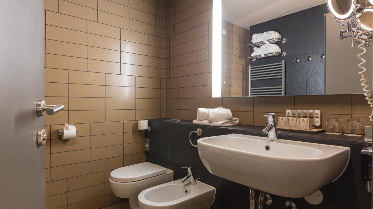 Camera Standard Matrimoniale/Doppia con Letti Singoli con Vista Piscina (2 Adulti + 1 Bambino)