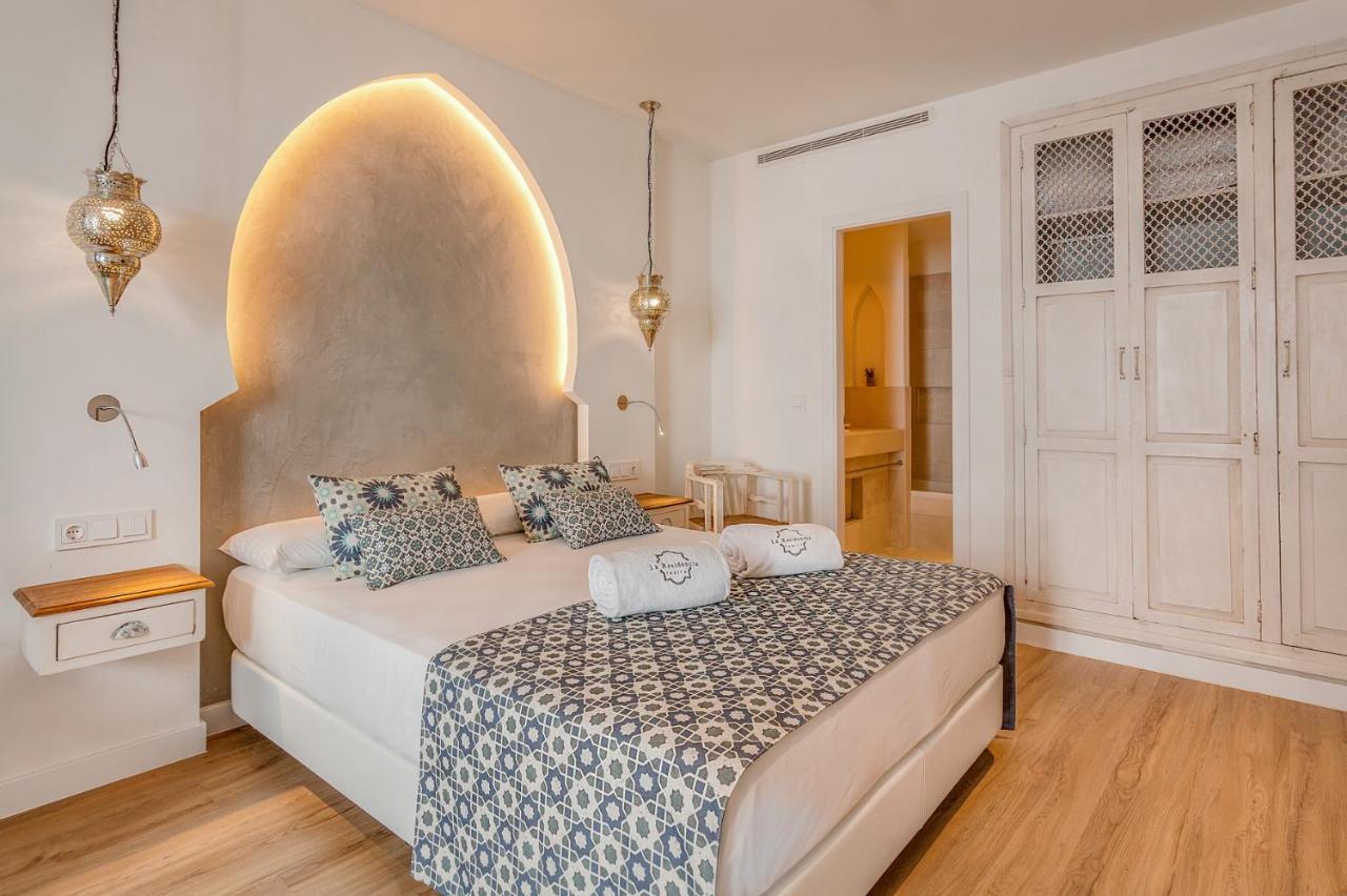 Habitación con terraza con vistas al patio