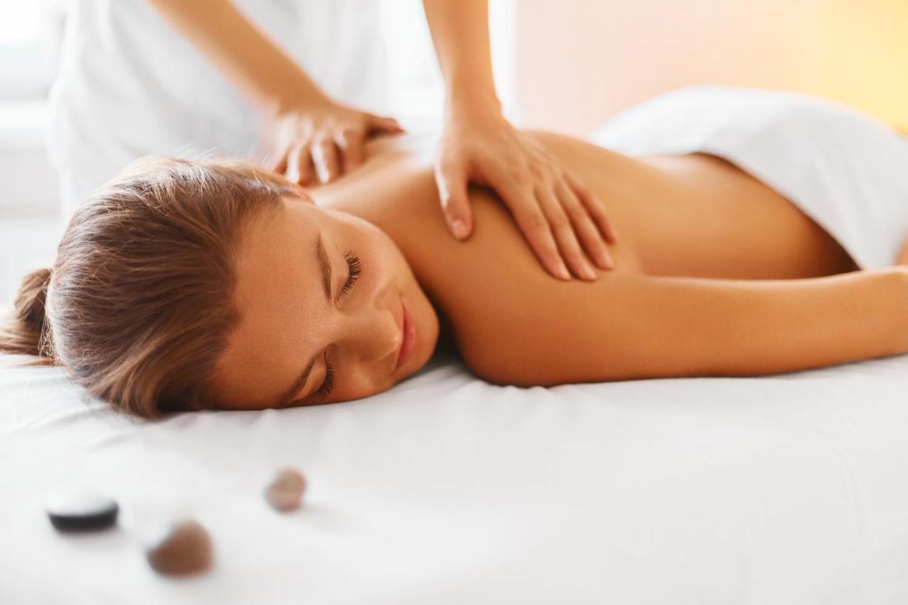 Deluxe Room Massage Session Spa Access,817796126:JPEG
