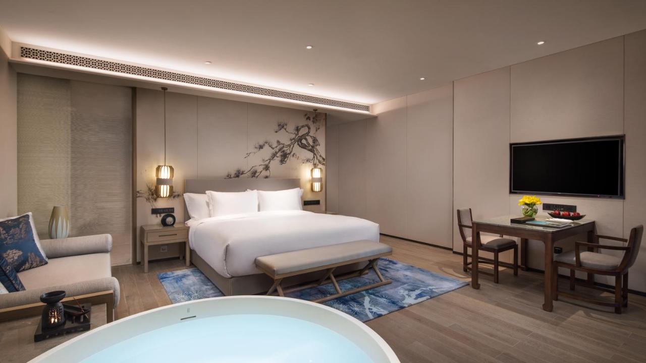 Garden King Room