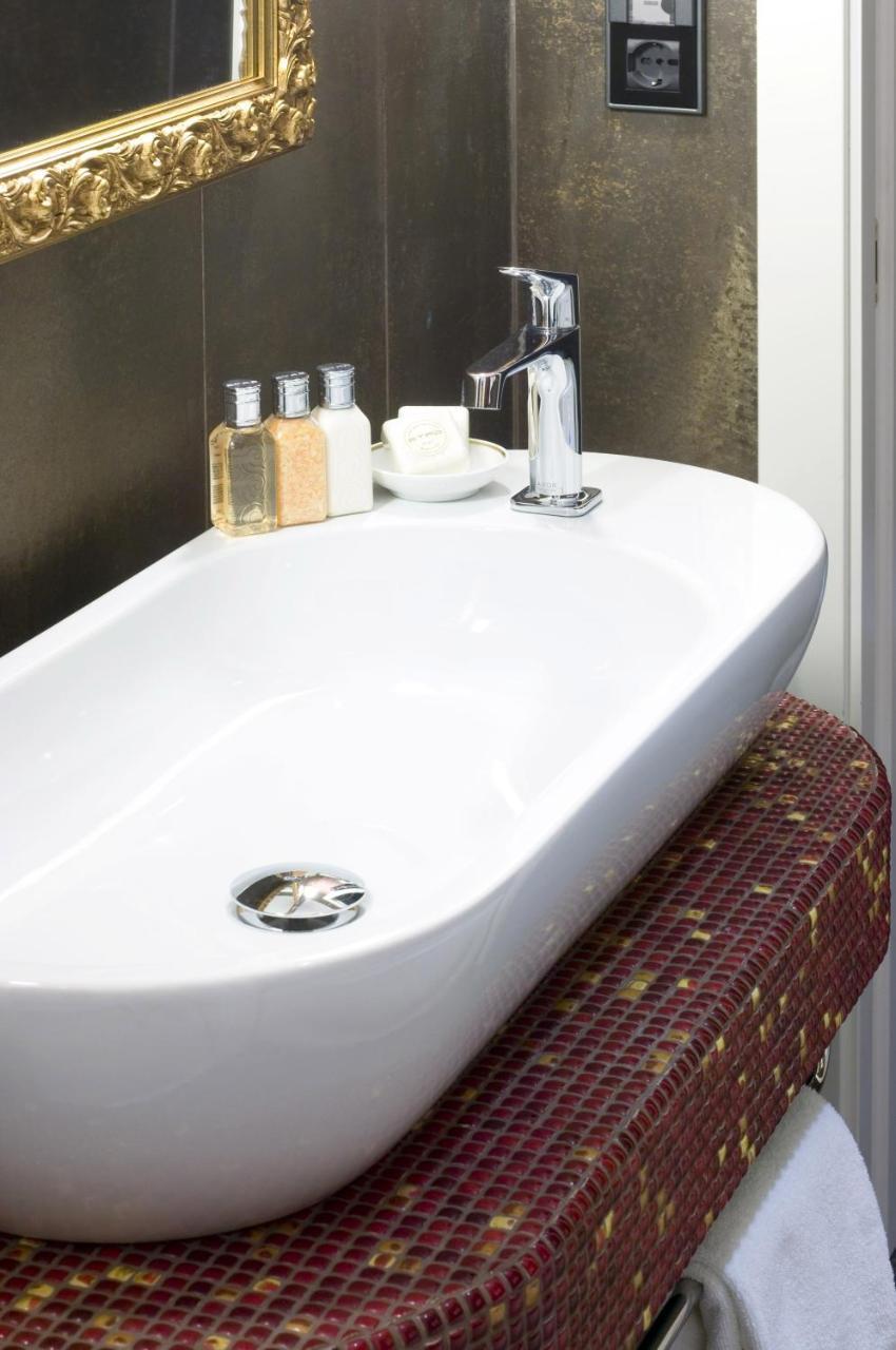 Superior Double Room Shower,744512893:JPEG