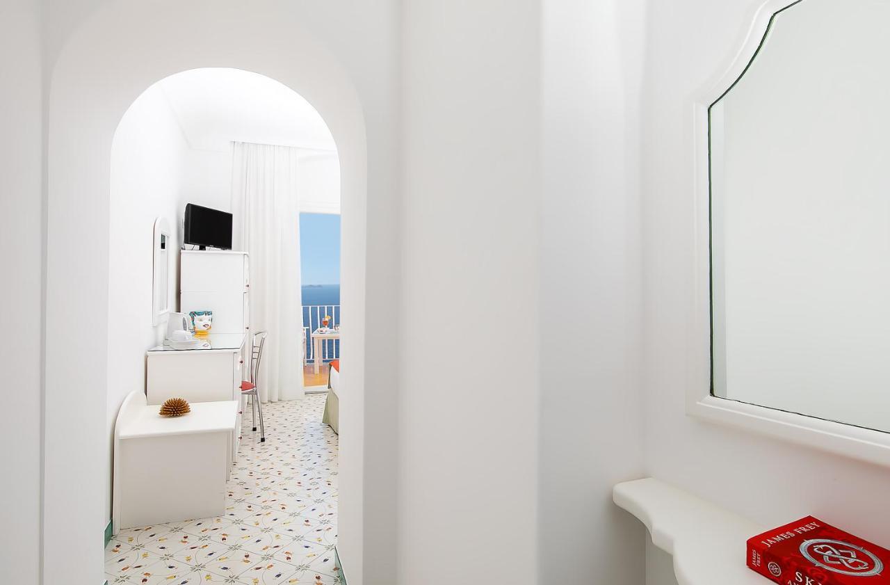 Camera Matrimoniale/Doppia con Letti Singoli in Stile Mediterraneo con Balcone e Vista Mare