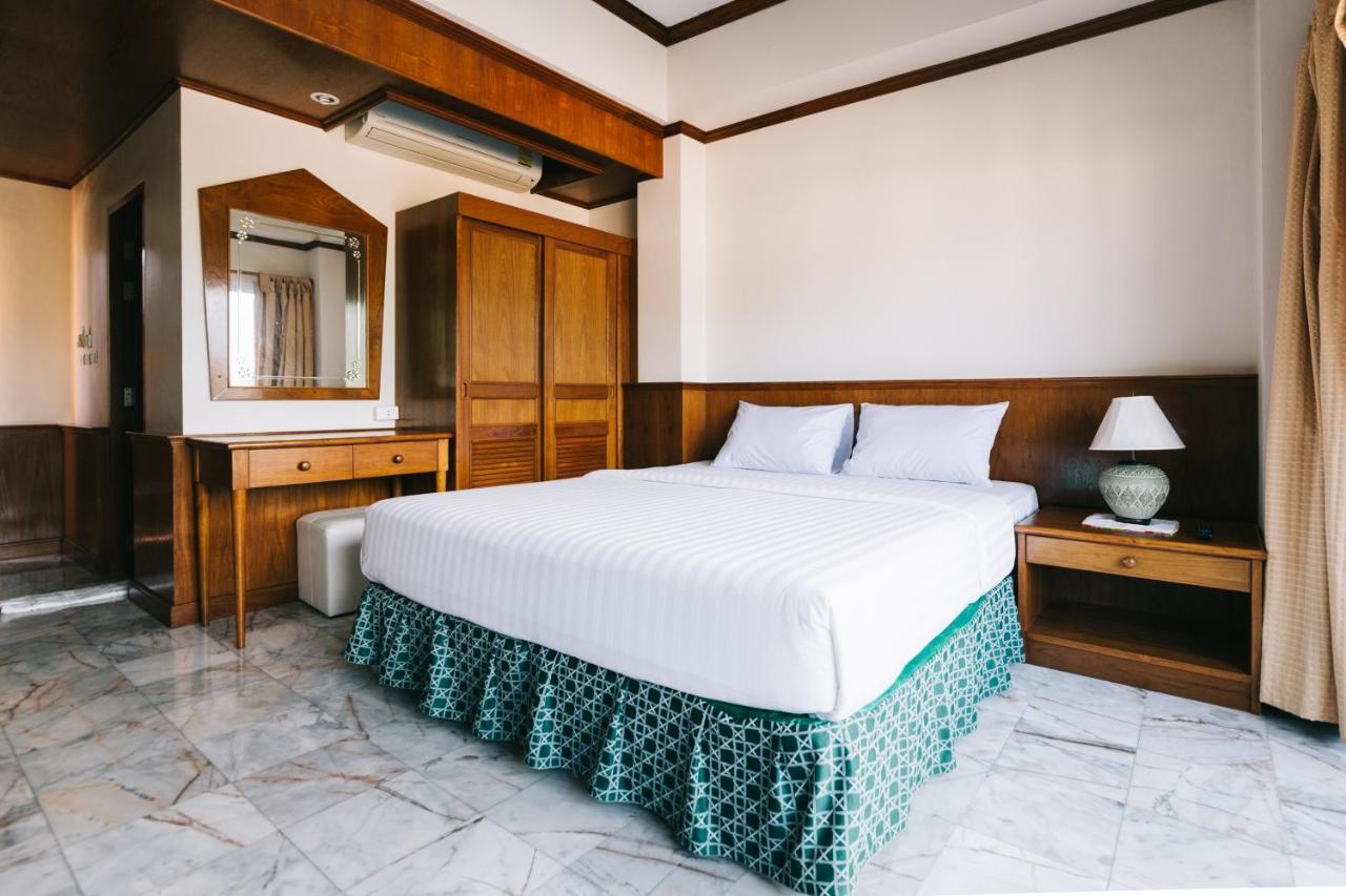 Deluxe Double or Twin Room Pool View