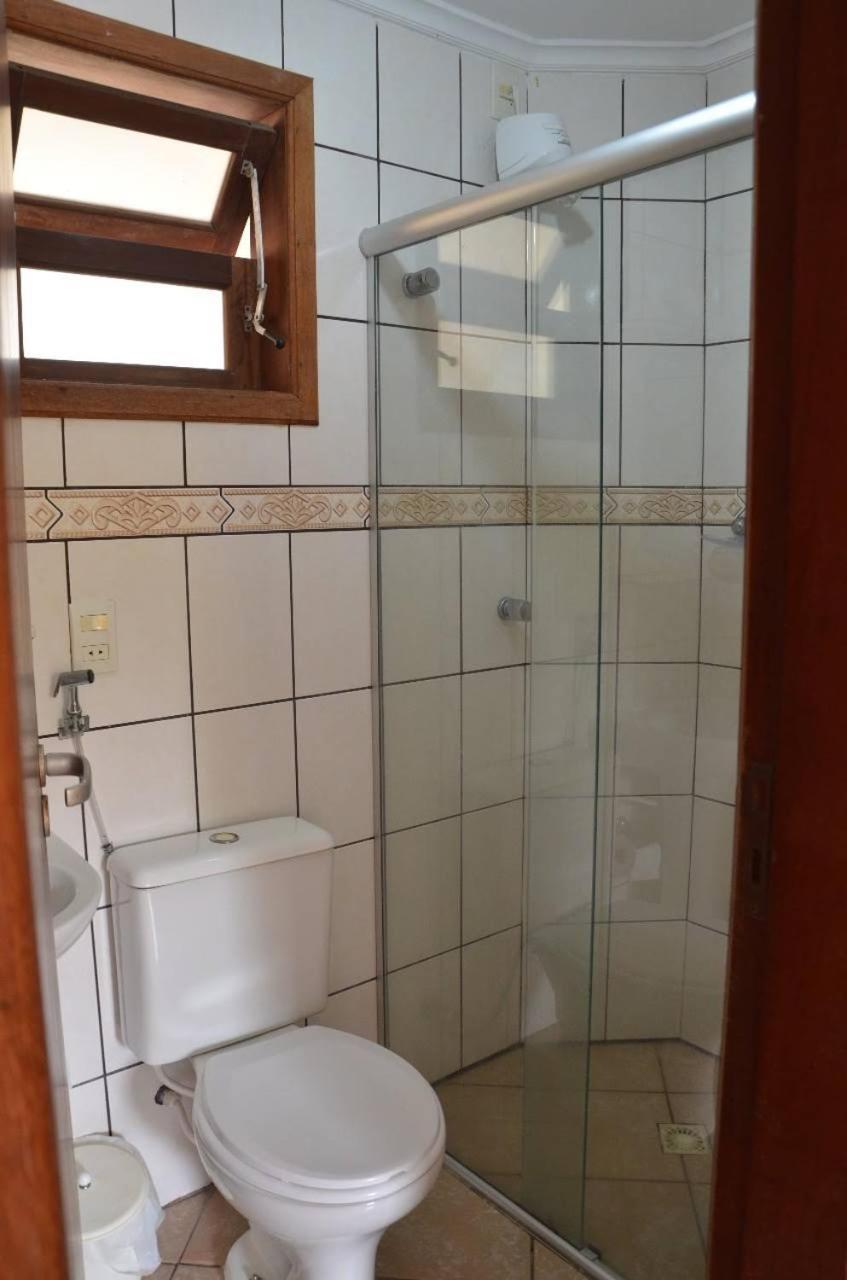 Quarto com 2 Camas de Solteiro e Banheiro Privativo