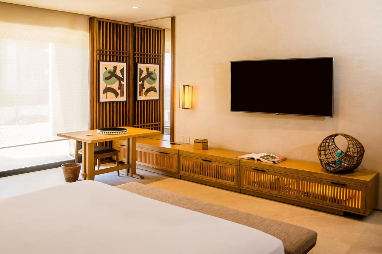 Quarto Deluxe com Cama King-size e Acesso Direto à Piscina