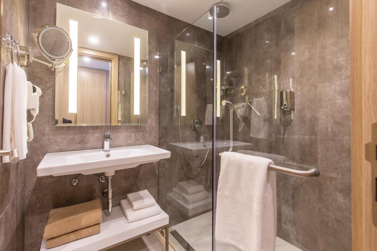 Deluxe Room (2 Adults + 1 Child)