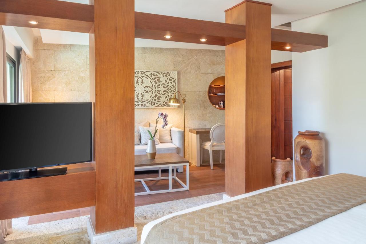 Castle, Junior Suite, 1 King, Garden view, Balcony