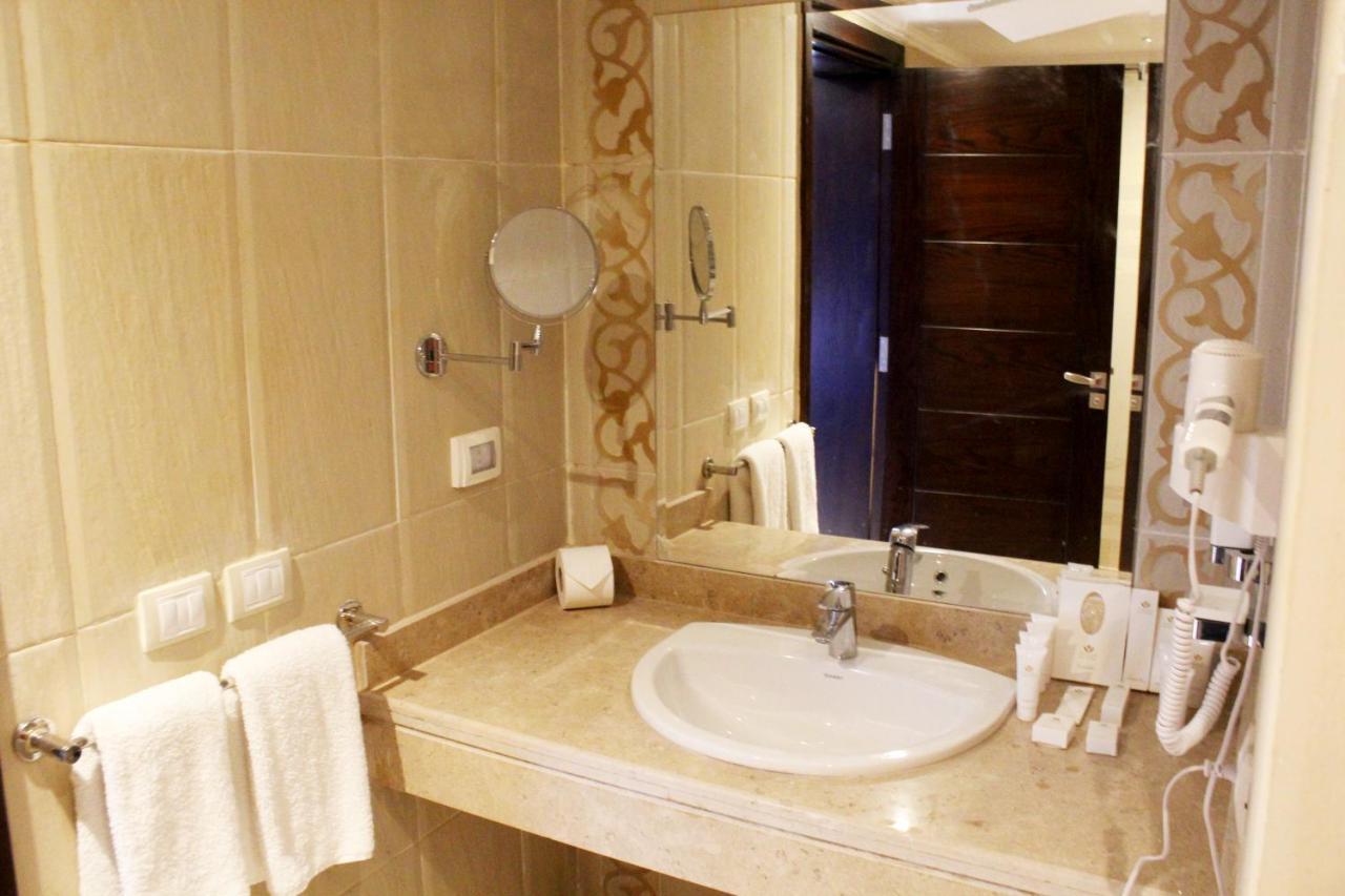 Deluxe Room with Sea and Pool View