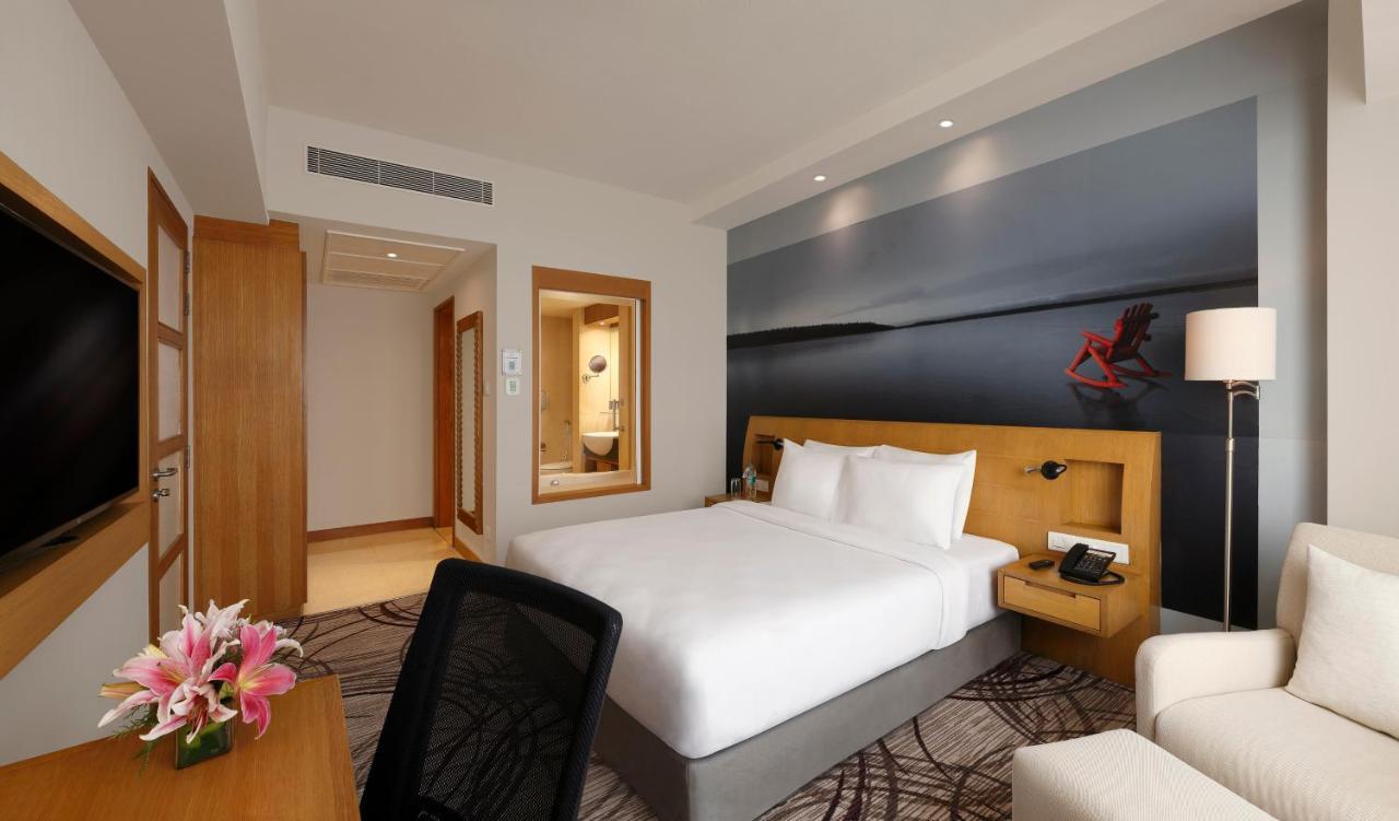 Superior 1 Queen Bed Poolside