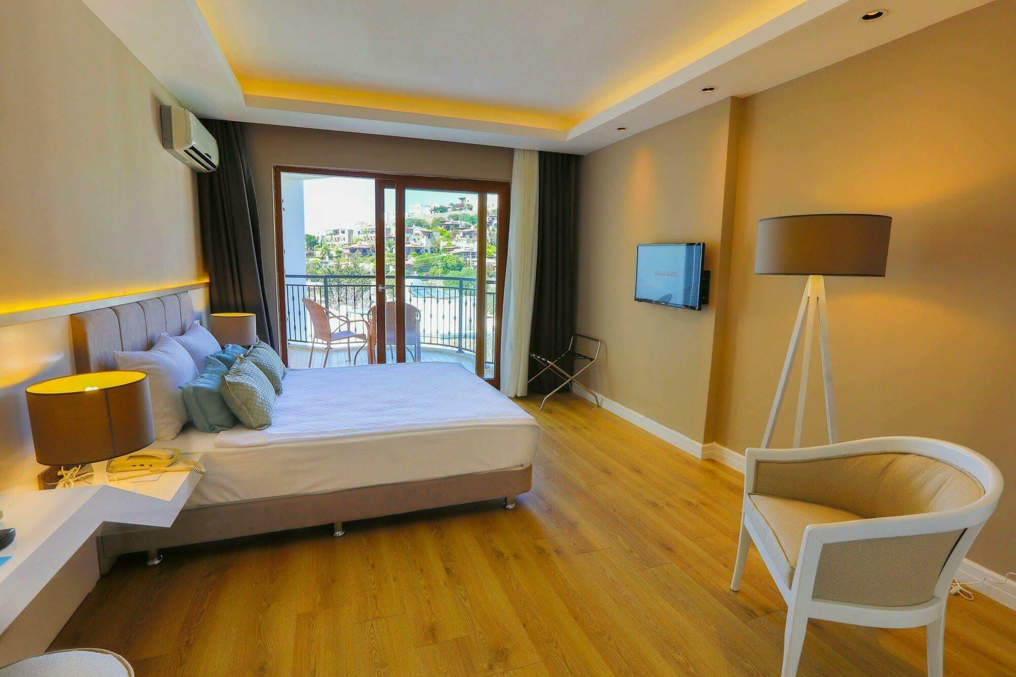 Quarto Standard com 1 Cama de Casal ou 2 de Solteiro e Vista Parcial do Mar