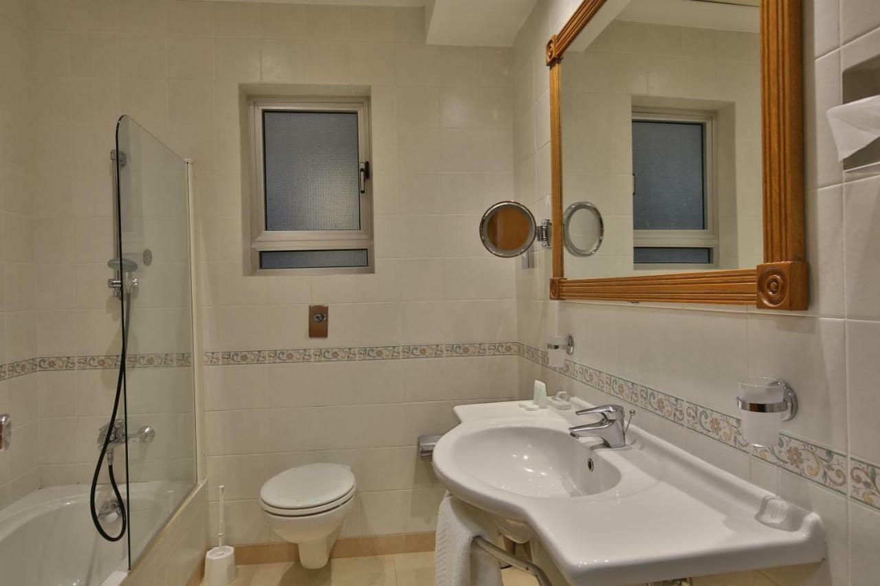 Chambre Double ou Lits Jumeaux Orientée Plein Sud - Vue sur Mer