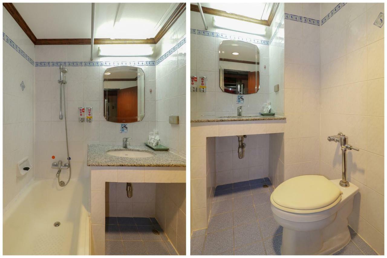 Quarto com 2 Camas de Solteiro e Vista da Piscina
