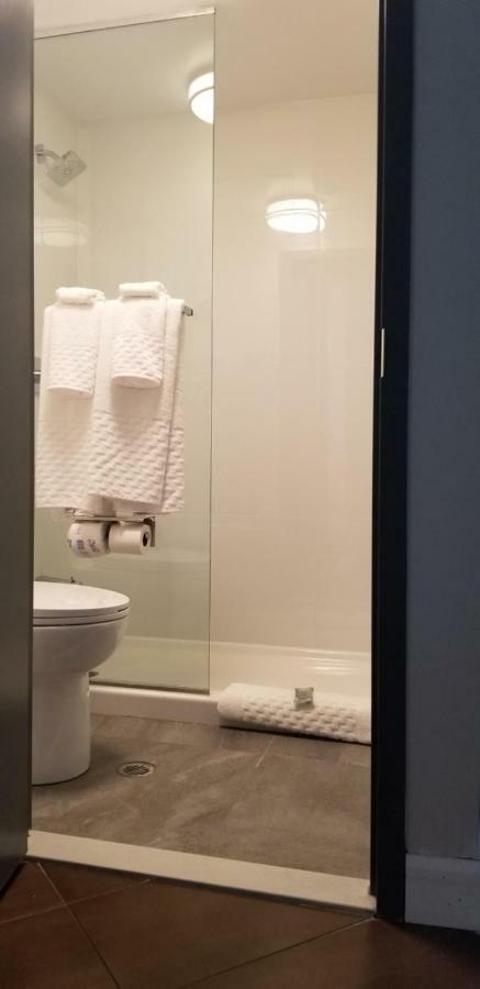 Hébergement Lit King-Size avec Balcon et Douche Uniquement - Non-Fumeurs