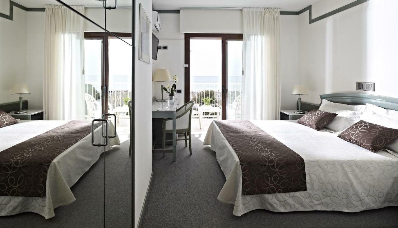 Standard Double Room with Lateral Sea View,1585462174:JPEG